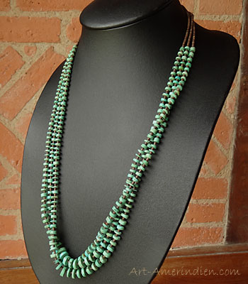 collier long amérindien pueblo Santo Domingo, 3 rangs de turquoises séparées par des perles en coquillage.