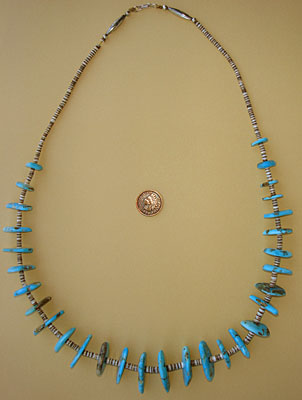 Collier Navajo Pueblo authentique, ce bijou amerindien ancien est en turquoise et perles eishi de coquilles