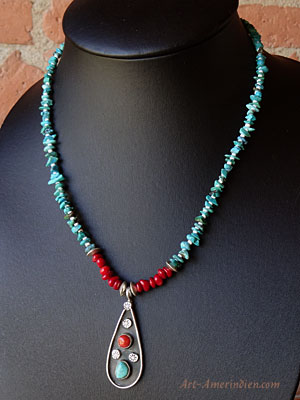 collier Navajo en éclats de turquoises séparés par des perles de coquillage blanc, pendentif en argent massif avec corail