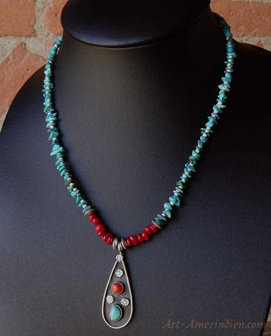 Collier amérindien Navajo en perles de turquoises et corail rouge avec pendentif argent symboles soleil avec gemmes de turquoise et corail