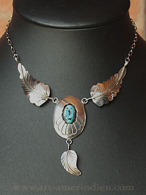 Collier ethnique amérindien Navajo représentant des plumes d'aigle en argent avec une turquoise sertie en shadow box