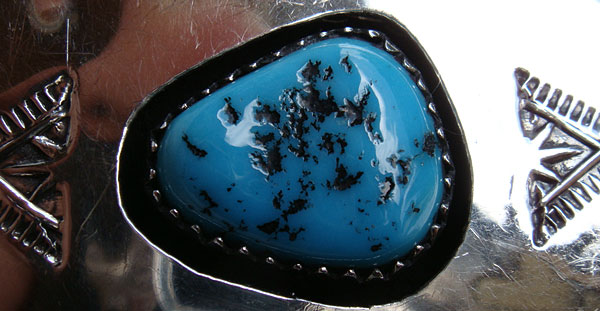 Détail de la Turquoise sertie en shadow boxe sur le pendentif de ce bijou ethnique Navajo ancien