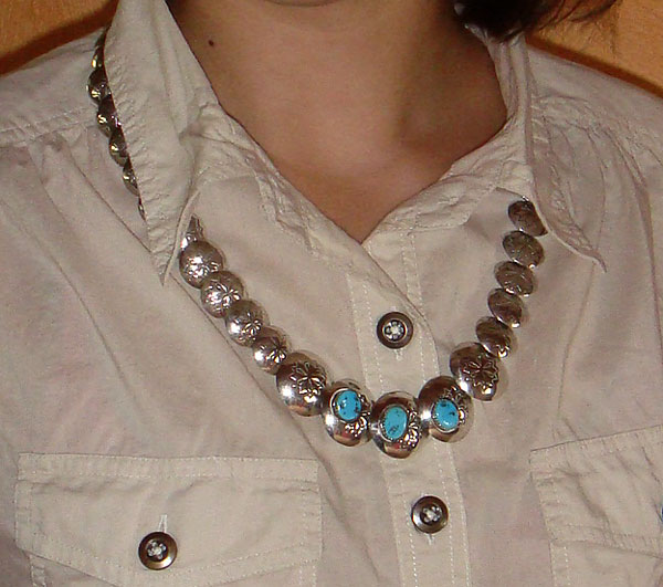 image portée de ce collier amérindien Navajo en argent et Turquoises, bijou ethnique fabriqué par un artiste Indien d'Amérique