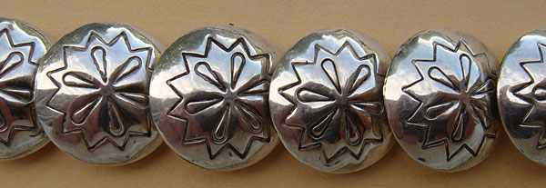 Détail des perles creuses en argent, estampées de motifs ethniques amérindiens, ces perles sont une spécialité Navajo