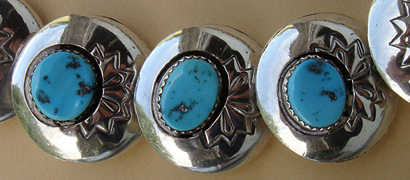 Les trois perles creuses en argent avec des turquoises d'Arizona serties en Shadow Boxe