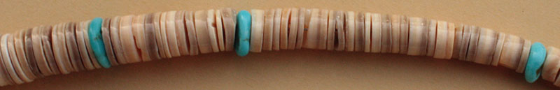 Les perles du collier ethnique amérindien sont faites de rondelles de coquillage et de turquoises plates naturelles