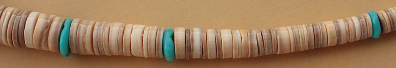 Ce collier ethnique Zuni est fabriqué avec des perles de coquillages nommées eihi beads par les amérindiens et des perles plates de turquoise