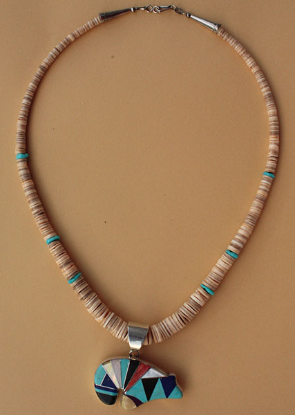 Collier amérindien ethnique Zuni en perles de coquillage, perles de turquoises, et pendentif Zuni Ours fétiche