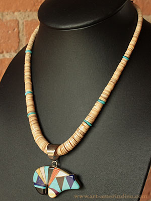 Collier amérindien Zuni en perles de coquilles heishi beads, turquoises, ours fétiche zuni en mosaïque 