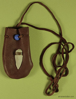 Medicine bag amérindien en cuir orné d'une pointe de flèche en pierre et d'une perle de verre