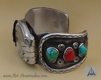 Bijou Navajo, ce bracelet montre est en argent massif orné de turquoises et corail