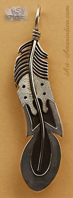 pendentif Navajo plume en argent massif décor overlay peyote bird, bijou ethnique fabriqué par un indien d'amérique signé RS