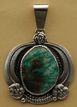 Pendentif Navajo turquoise et symboles amérindiens, bijou ethnique en argent.