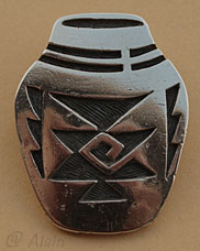 Pendentif amérindien tribal Hopi représentant une poterie pueblo, bijou amérindien signé Hopicrafts.