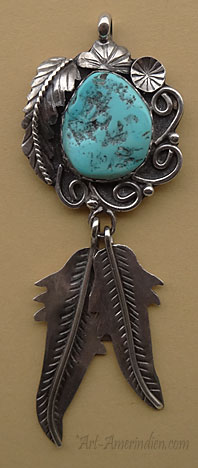 Pendentif amérindien Navajo en argent avec turquoise brute, plumes et symboles