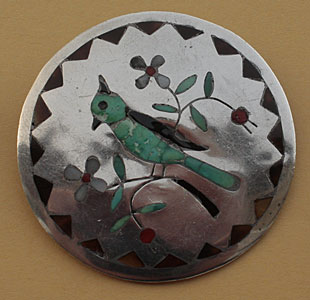 Broche pendentif amérindien Zuni, bijou ethnique / tribal antique représentant un oiseau en mosaïque de turquoise